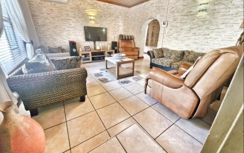 6 Bedroom Property for Sale in Mulbarton Gauteng