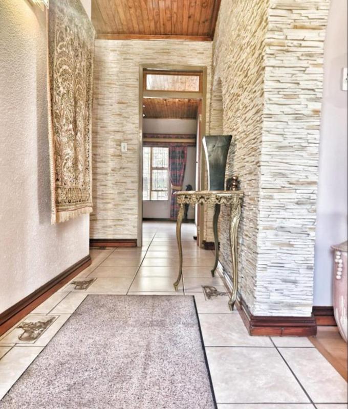 6 Bedroom Property for Sale in Mulbarton Gauteng