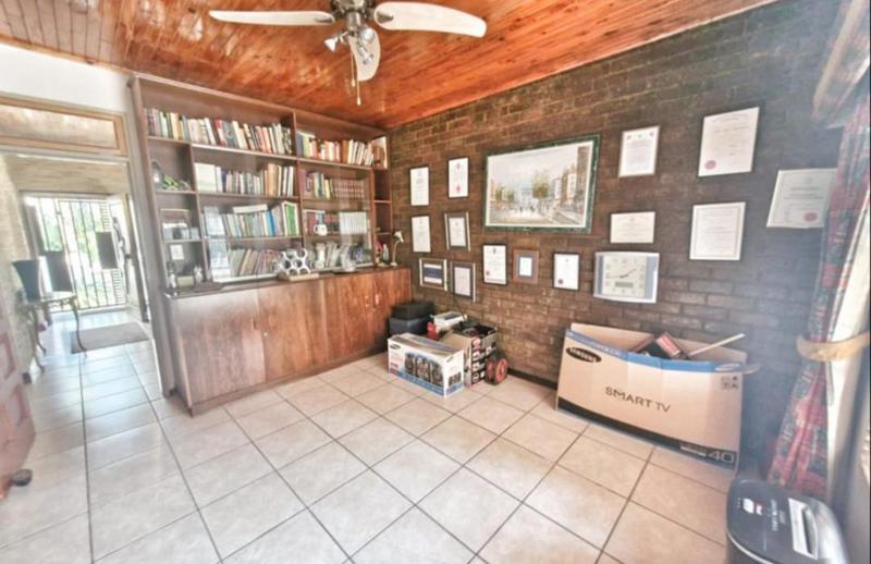 6 Bedroom Property for Sale in Mulbarton Gauteng