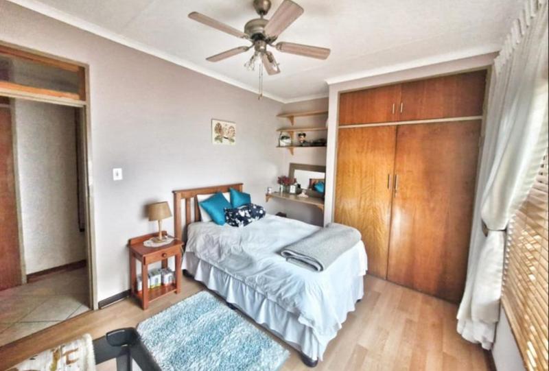 6 Bedroom Property for Sale in Mulbarton Gauteng