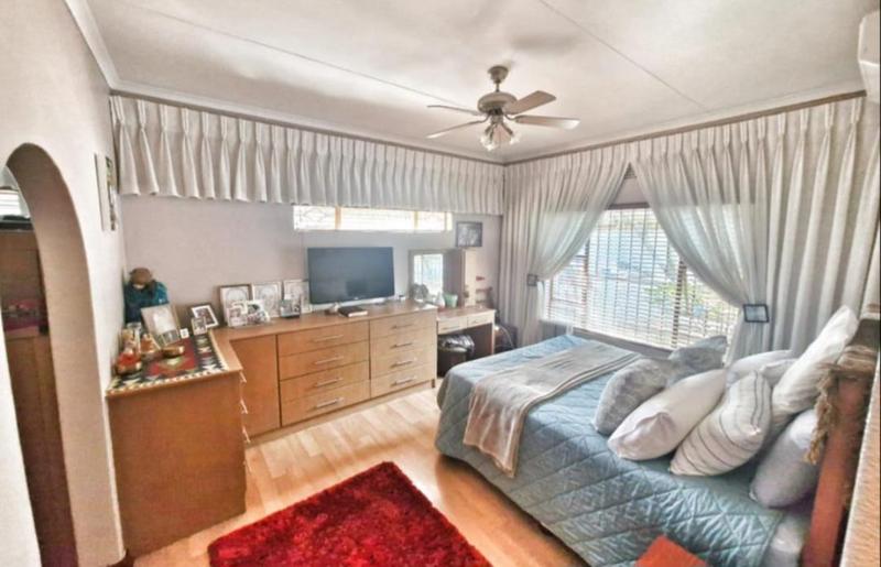6 Bedroom Property for Sale in Mulbarton Gauteng