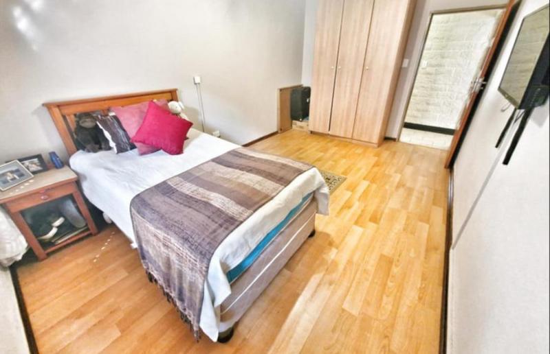 6 Bedroom Property for Sale in Mulbarton Gauteng