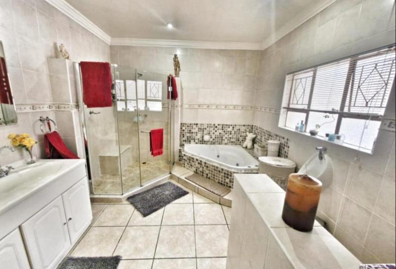 6 Bedroom Property for Sale in Mulbarton Gauteng
