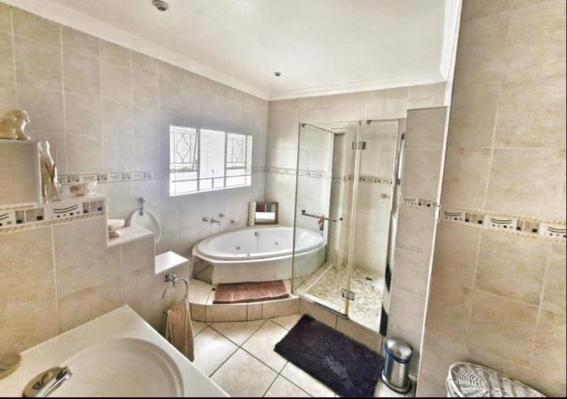 6 Bedroom Property for Sale in Mulbarton Gauteng