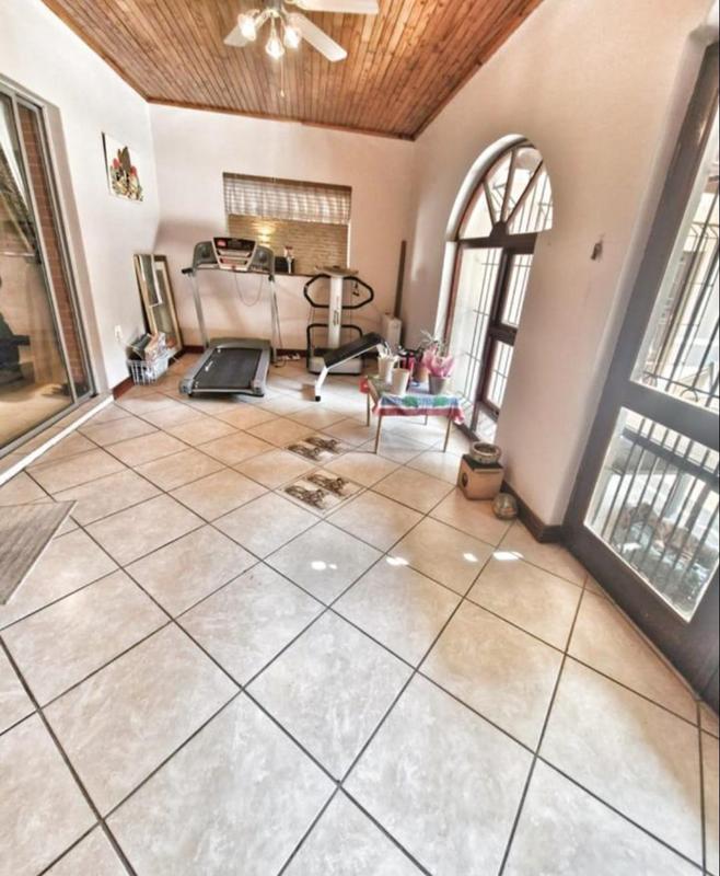 6 Bedroom Property for Sale in Mulbarton Gauteng