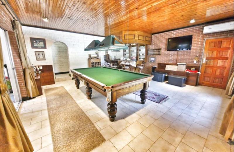 6 Bedroom Property for Sale in Mulbarton Gauteng