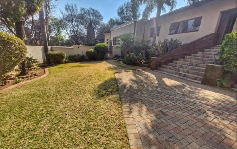 6 Bedroom Property for Sale in Mulbarton Gauteng