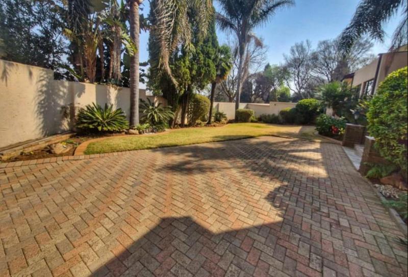 6 Bedroom Property for Sale in Mulbarton Gauteng