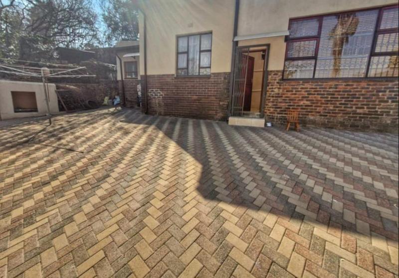 6 Bedroom Property for Sale in Mulbarton Gauteng