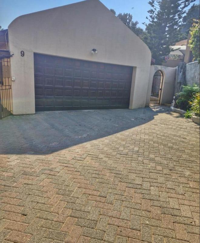 6 Bedroom Property for Sale in Mulbarton Gauteng