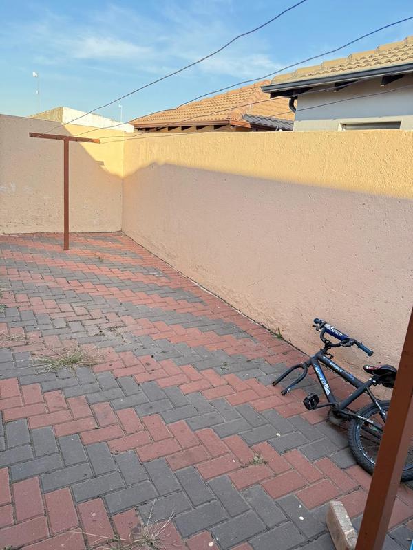 2 Bedroom Property for Sale in Clayville Gauteng