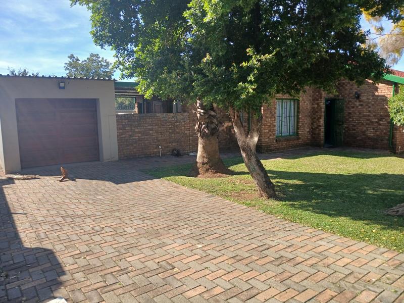To Let 2 Bedroom Property for Rent in Theresa Park Gauteng