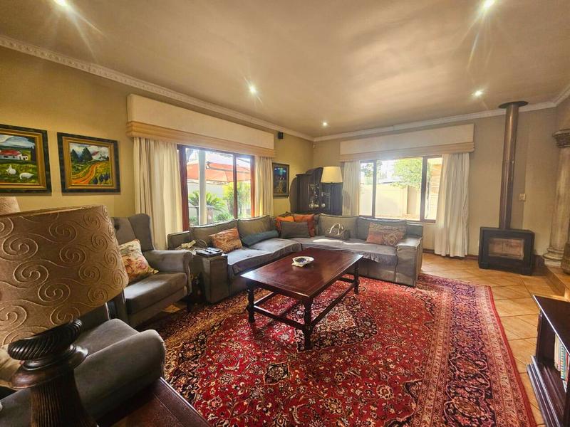 5 Bedroom Property for Sale in Glen Marais Gauteng