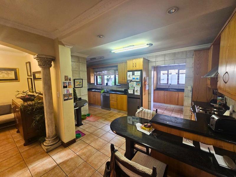 5 Bedroom Property for Sale in Glen Marais Gauteng