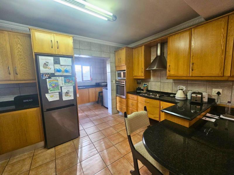 5 Bedroom Property for Sale in Glen Marais Gauteng