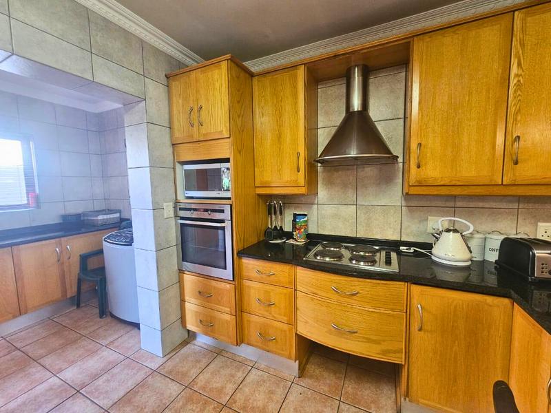 5 Bedroom Property for Sale in Glen Marais Gauteng