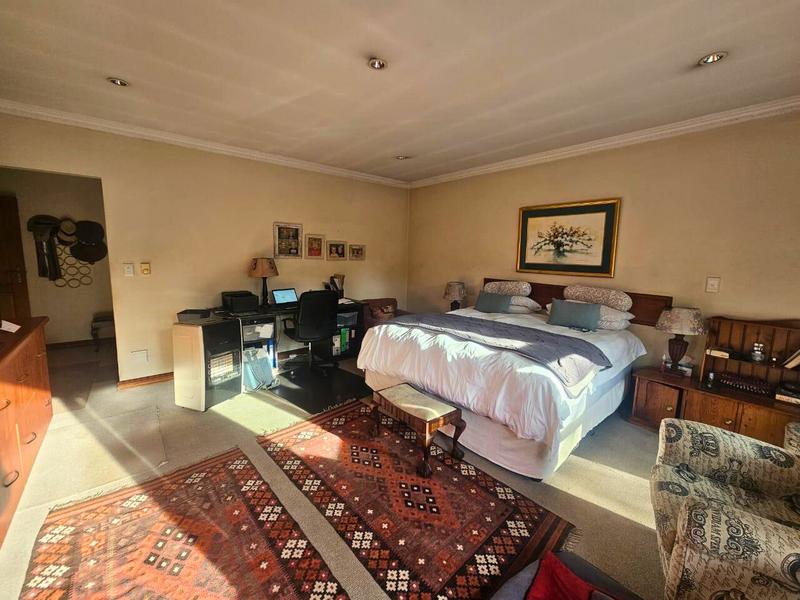 5 Bedroom Property for Sale in Glen Marais Gauteng
