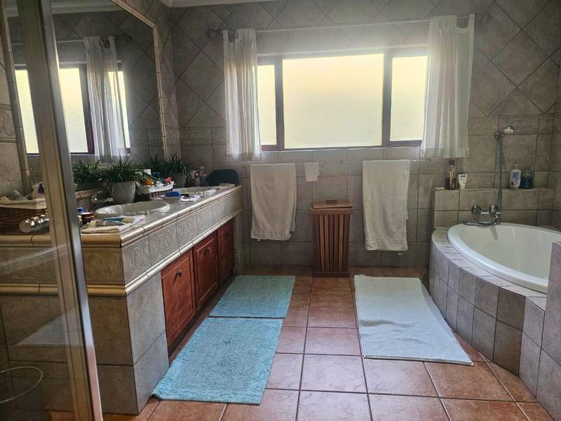 5 Bedroom Property for Sale in Glen Marais Gauteng