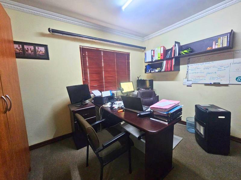 5 Bedroom Property for Sale in Glen Marais Gauteng