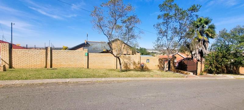 5 Bedroom Property for Sale in Zwartkop Gauteng