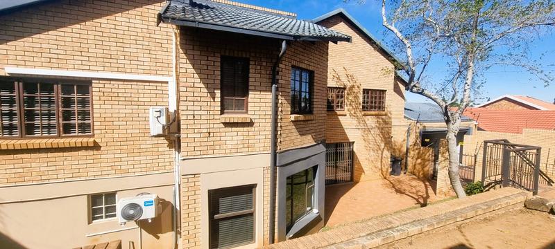 5 Bedroom Property for Sale in Zwartkop Gauteng