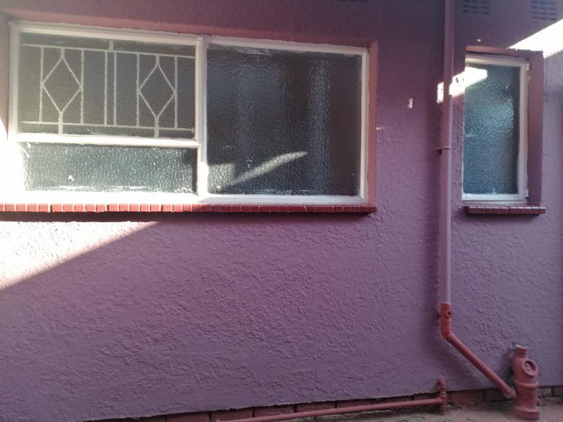To Let 1 Bedroom Property for Rent in Fleurhof Gauteng