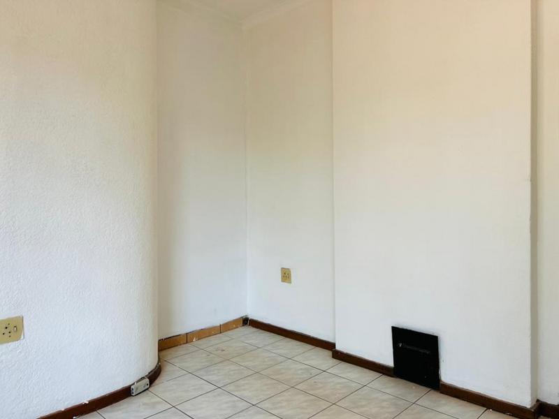 To Let 3 Bedroom Property for Rent in Fleurhof Gauteng
