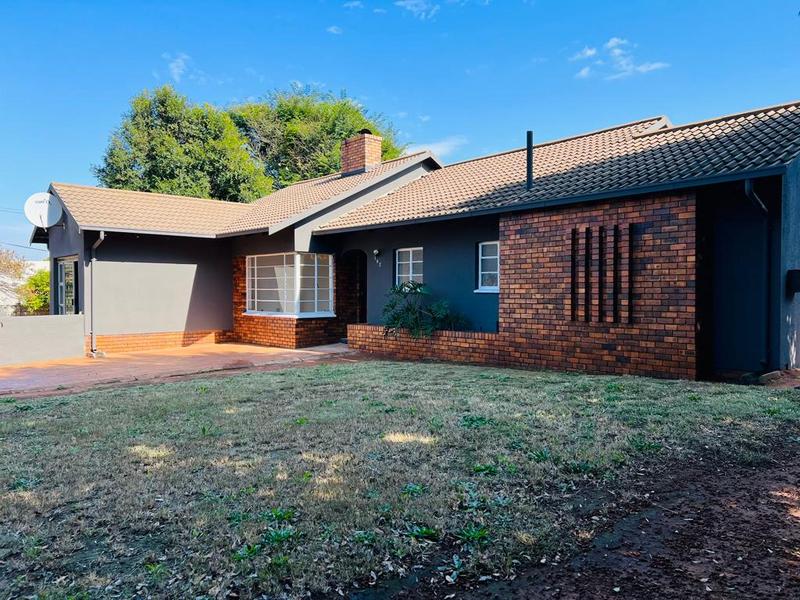 To Let 3 Bedroom Property for Rent in Fleurhof Gauteng