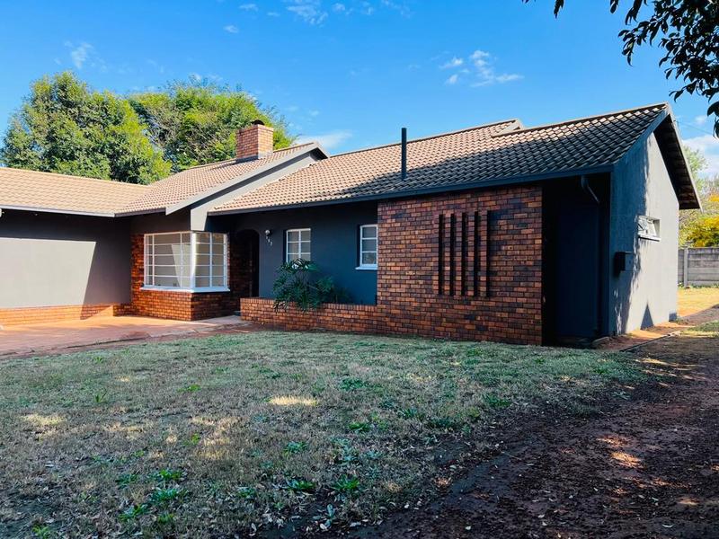 To Let 3 Bedroom Property for Rent in Fleurhof Gauteng