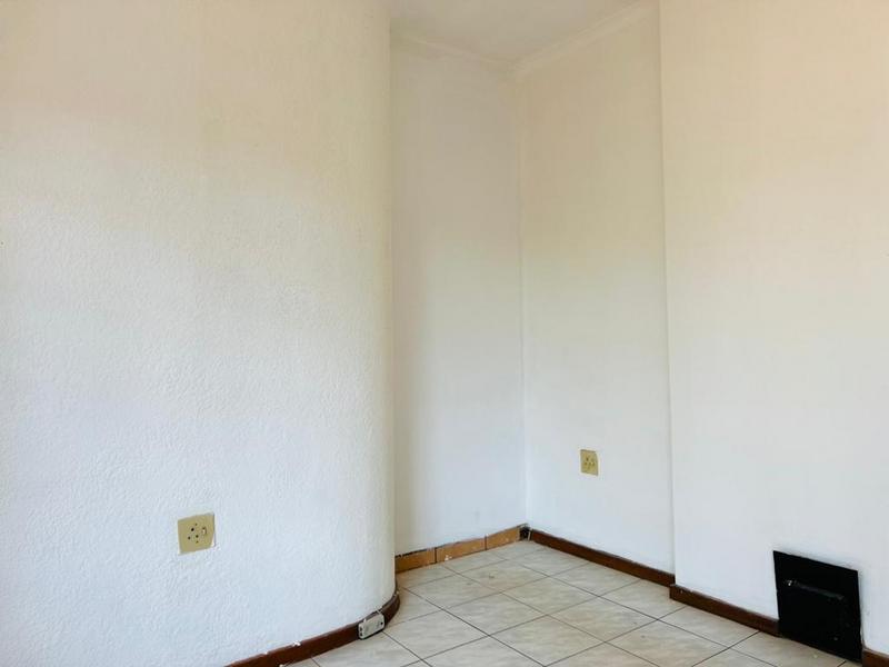 To Let 3 Bedroom Property for Rent in Fleurhof Gauteng