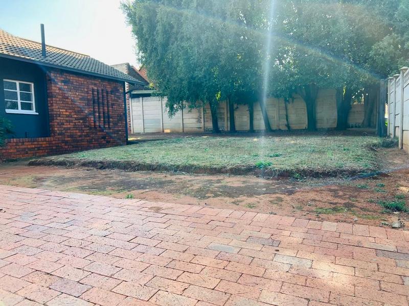 To Let 3 Bedroom Property for Rent in Fleurhof Gauteng