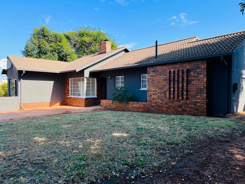 To Let 3 Bedroom Property for Rent in Fleurhof Gauteng