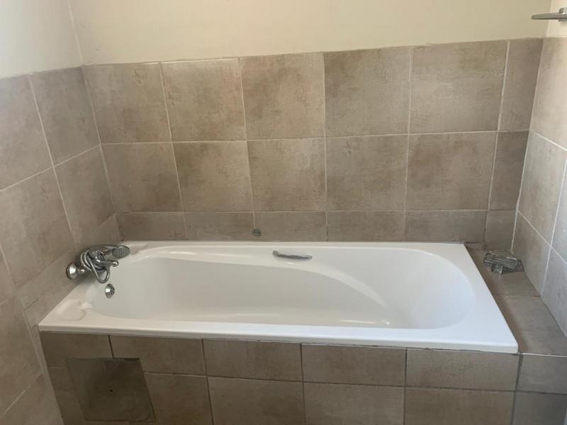 To Let 2 Bedroom Property for Rent in Fleurhof Gauteng