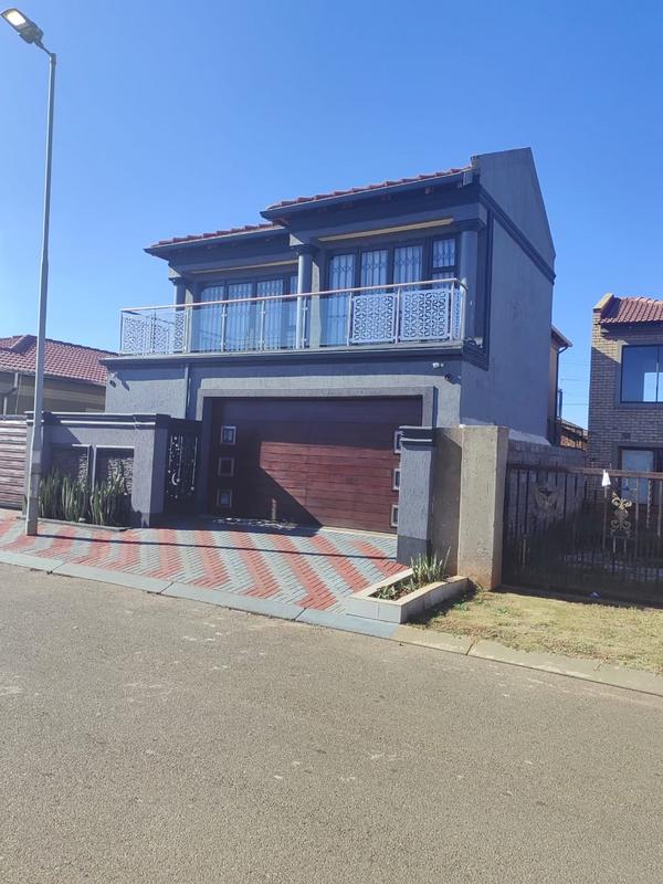 6 Bedroom Property for Sale in Protea North Gauteng
