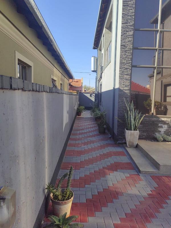 6 Bedroom Property for Sale in Protea North Gauteng