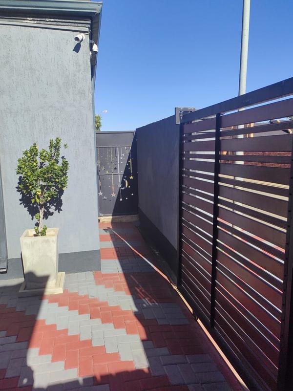 6 Bedroom Property for Sale in Protea North Gauteng