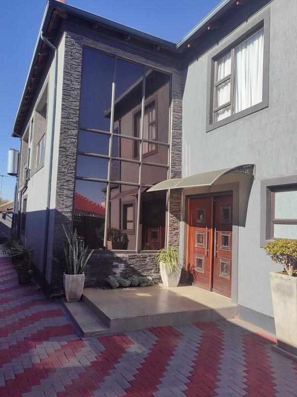 6 Bedroom Property for Sale in Protea North Gauteng