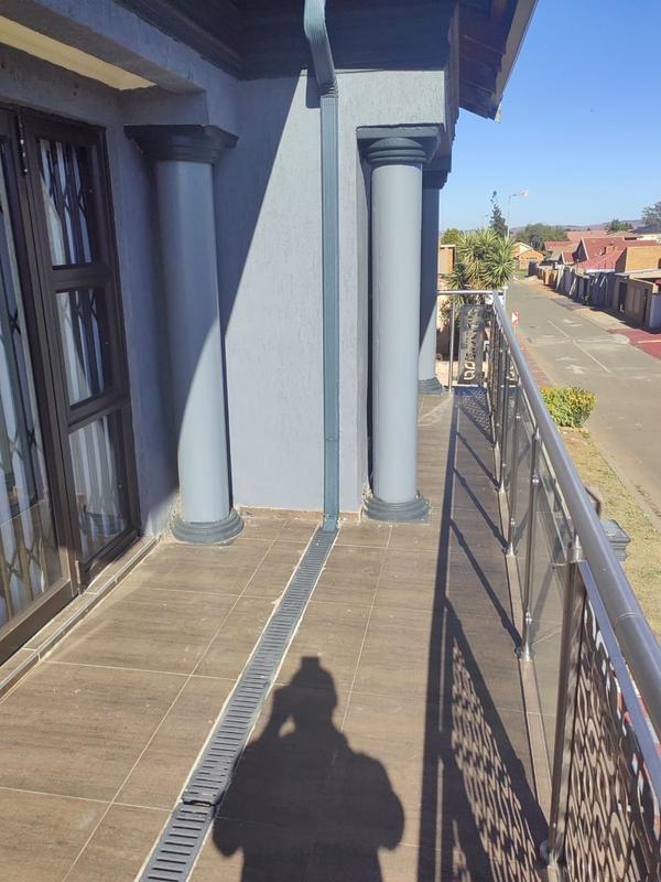 6 Bedroom Property for Sale in Protea North Gauteng