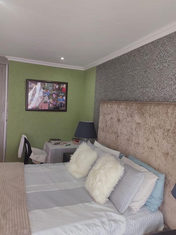 6 Bedroom Property for Sale in Protea North Gauteng