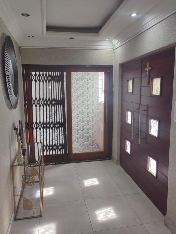 6 Bedroom Property for Sale in Protea North Gauteng
