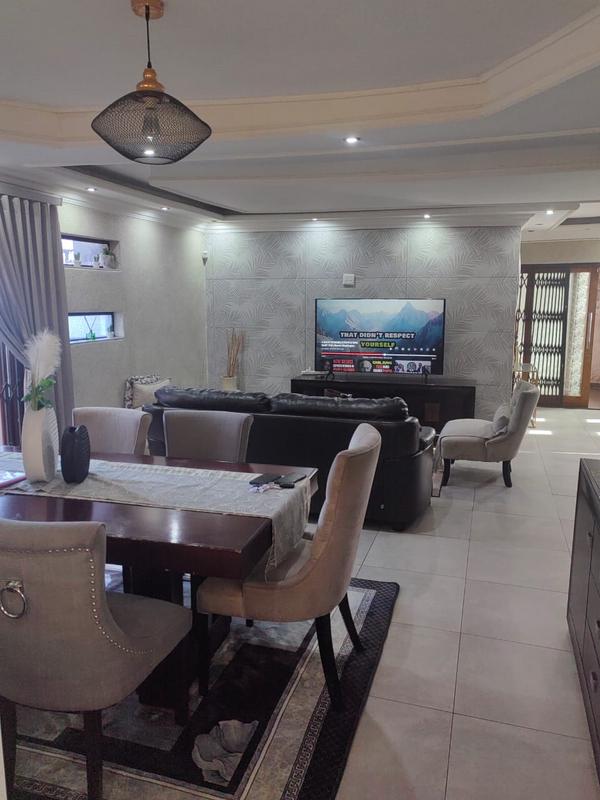 6 Bedroom Property for Sale in Protea North Gauteng
