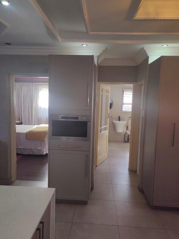 6 Bedroom Property for Sale in Protea North Gauteng