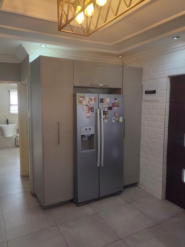 6 Bedroom Property for Sale in Protea North Gauteng