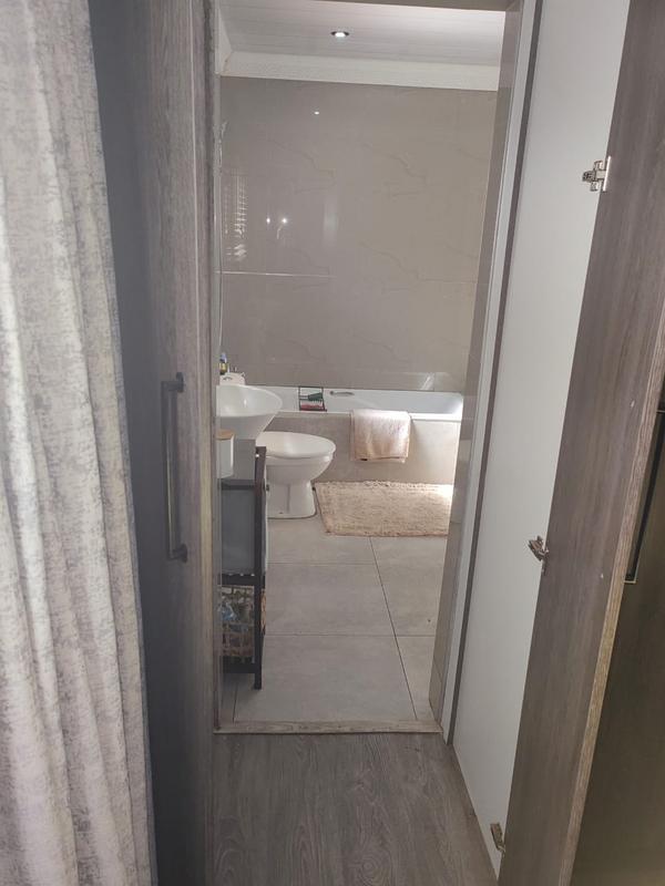 6 Bedroom Property for Sale in Protea North Gauteng