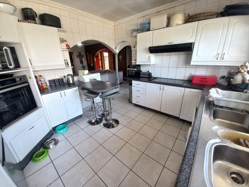 5 Bedroom Property for Sale in Verwoerdpark Gauteng