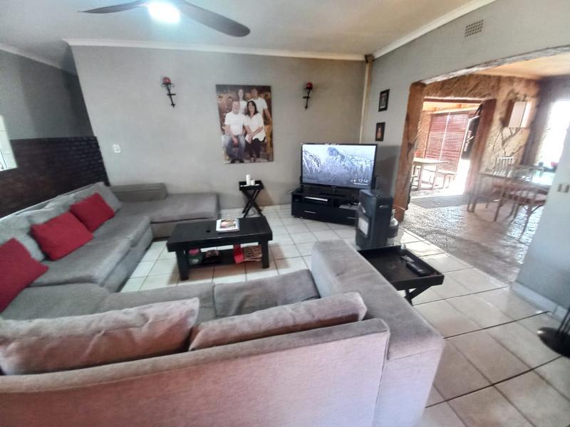 5 Bedroom Property for Sale in Verwoerdpark Gauteng