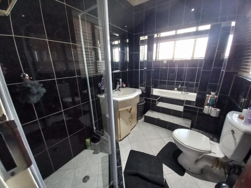 5 Bedroom Property for Sale in Verwoerdpark Gauteng