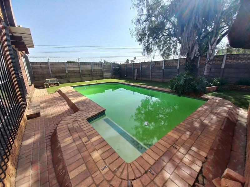 5 Bedroom Property for Sale in Verwoerdpark Gauteng