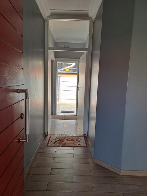 To Let 4 Bedroom Property for Rent in Roosevelt Park Gauteng