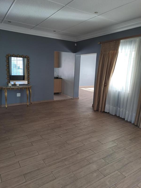 To Let 4 Bedroom Property for Rent in Roosevelt Park Gauteng